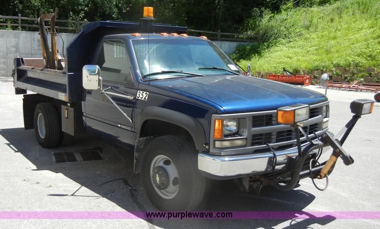 image for item D4270 1999 Chevrolet K3500 Silverado pickup truck