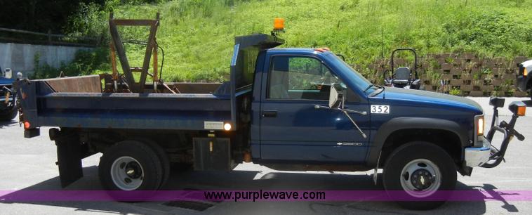 image for item D4270 1999 Chevrolet K3500 Silverado pickup truck