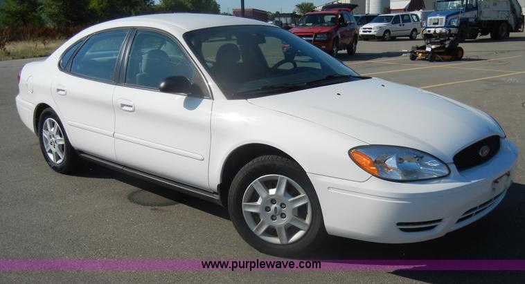 image for item D4273 2006 Ford Taurus SE