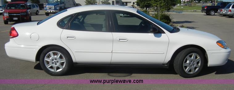 image for item D4273 2006 Ford Taurus SE