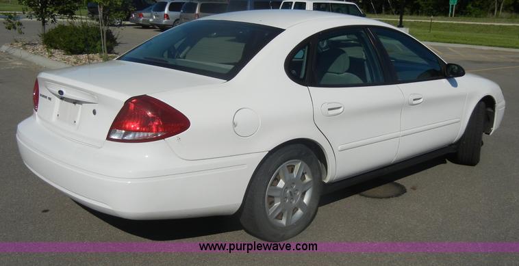 image for item D4273 2006 Ford Taurus SE