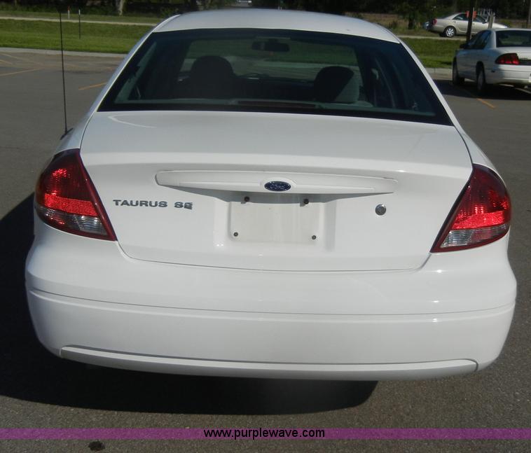 image for item D4273 2006 Ford Taurus SE