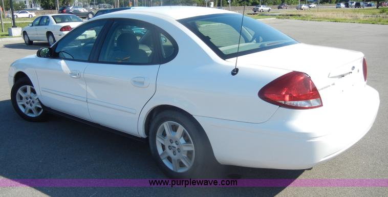 image for item D4273 2006 Ford Taurus SE