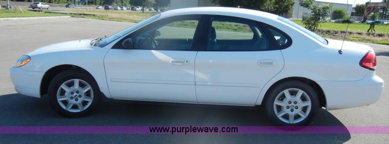 image for item D4273 2006 Ford Taurus SE