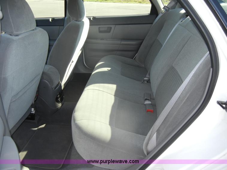 image for item D4273 2006 Ford Taurus SE