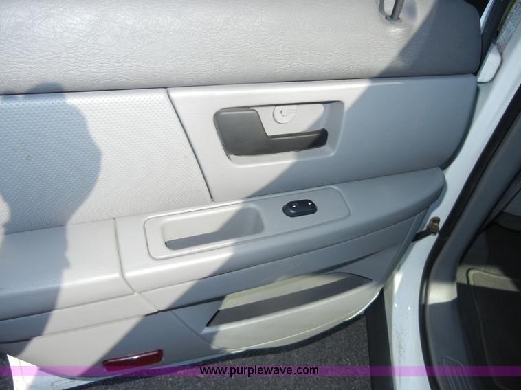 image for item D4273 2006 Ford Taurus SE