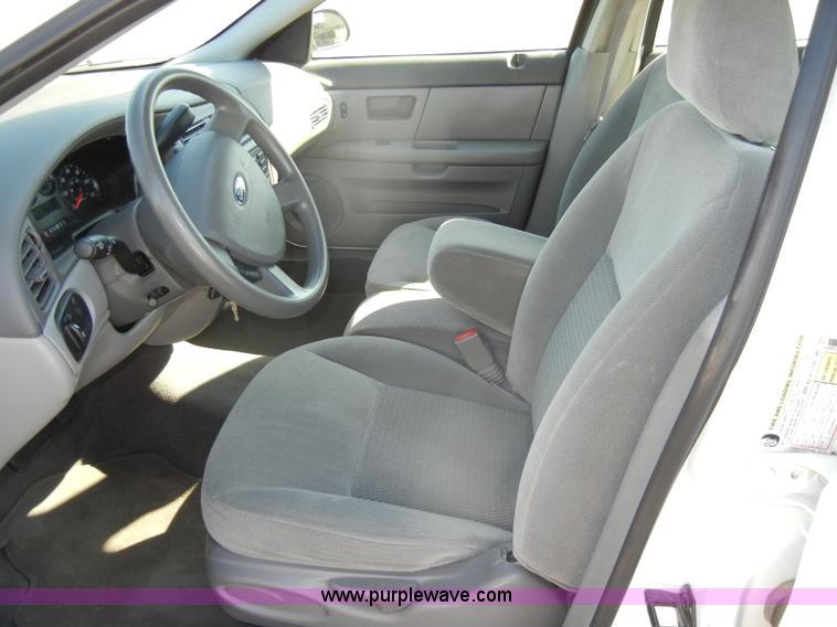 image for item D4273 2006 Ford Taurus SE