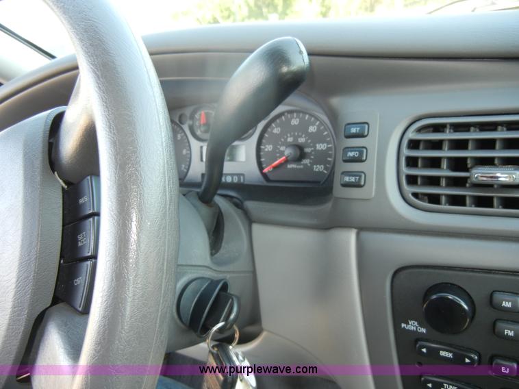 image for item D4273 2006 Ford Taurus SE