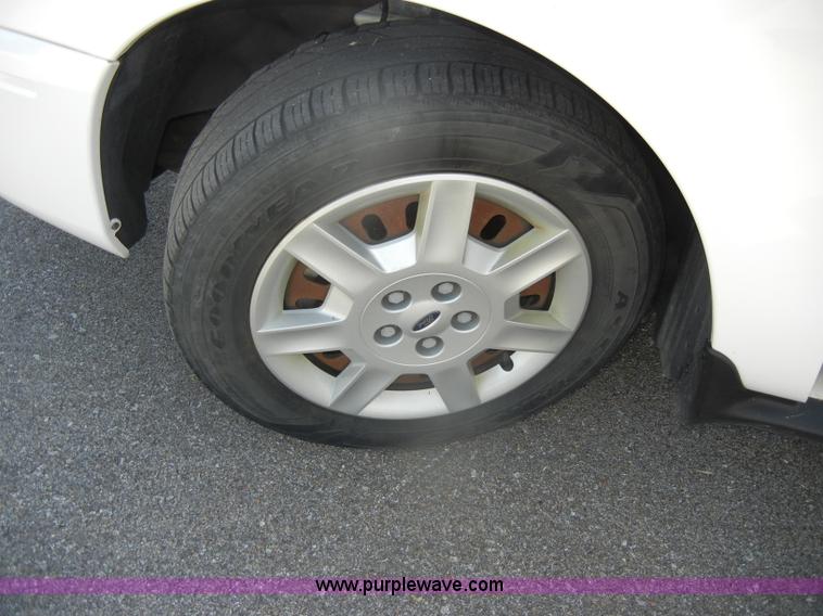 image for item D4273 2006 Ford Taurus SE