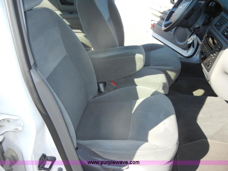 image for item D4273 2006 Ford Taurus SE