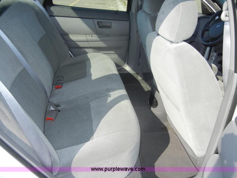 image for item D4273 2006 Ford Taurus SE