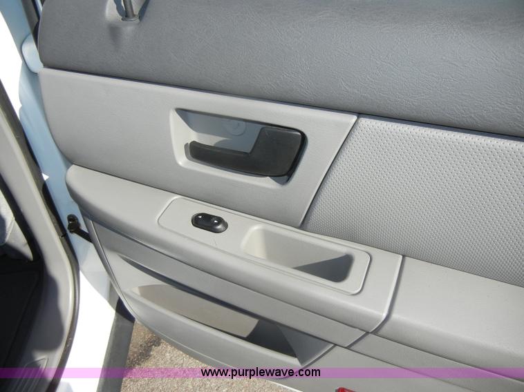 image for item D4273 2006 Ford Taurus SE