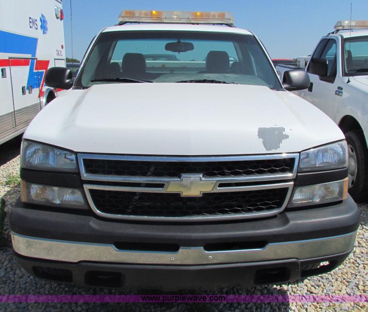 image for item D7550 2006 Chevrolet Silverado 1500 pickup truck