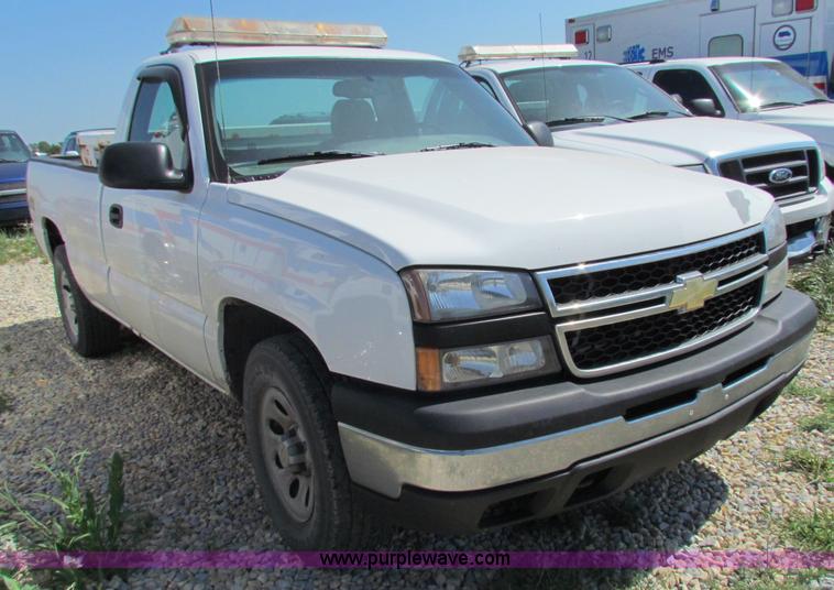 image for item D7550 2006 Chevrolet Silverado 1500 pickup truck