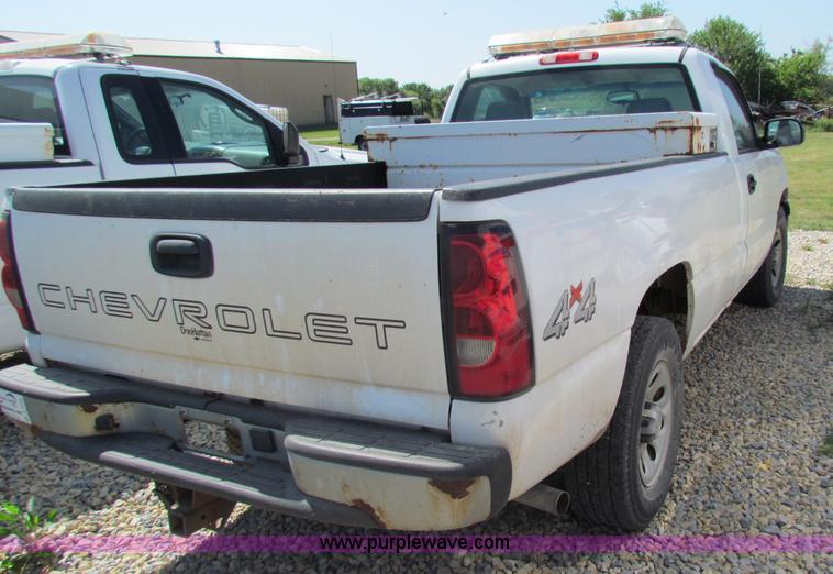 image for item D7550 2006 Chevrolet Silverado 1500 pickup truck
