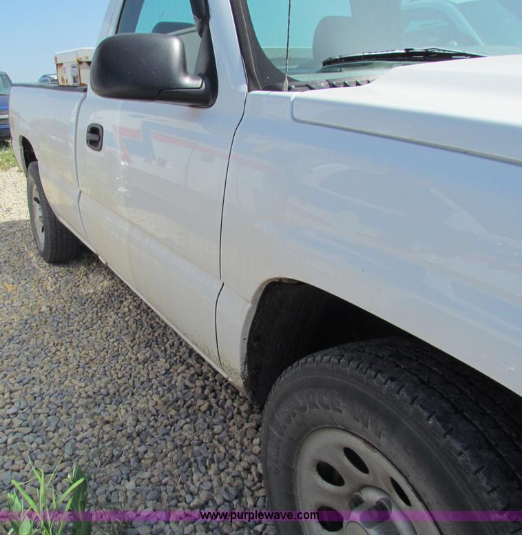image for item D7550 2006 Chevrolet Silverado 1500 pickup truck