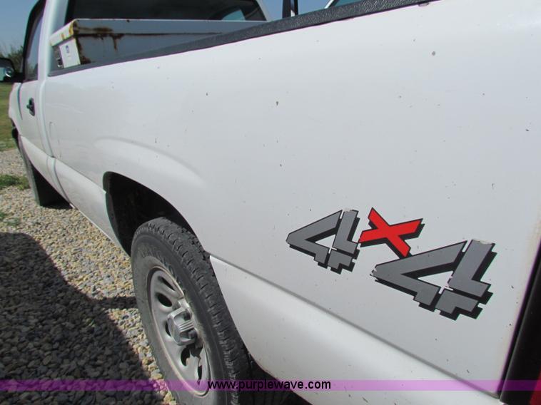 image for item D7550 2006 Chevrolet Silverado 1500 pickup truck