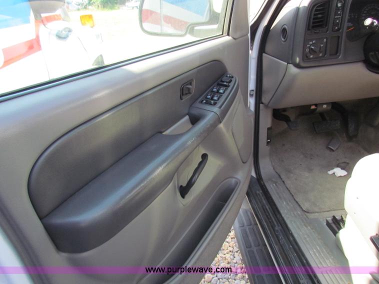 image for item D7553 2003 Chevrolet Suburban 2500 SUV
