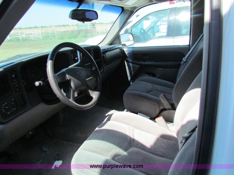 image for item D7553 2003 Chevrolet Suburban 2500 SUV