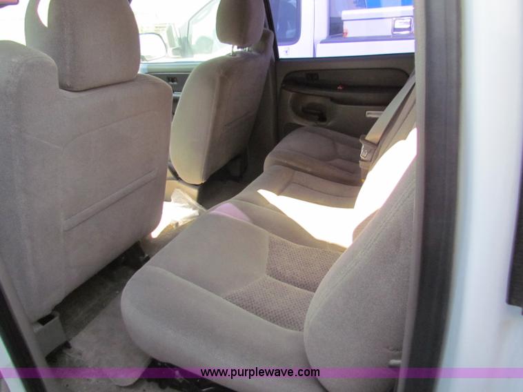 image for item D7553 2003 Chevrolet Suburban 2500 SUV