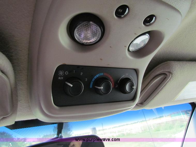 image for item D7553 2003 Chevrolet Suburban 2500 SUV