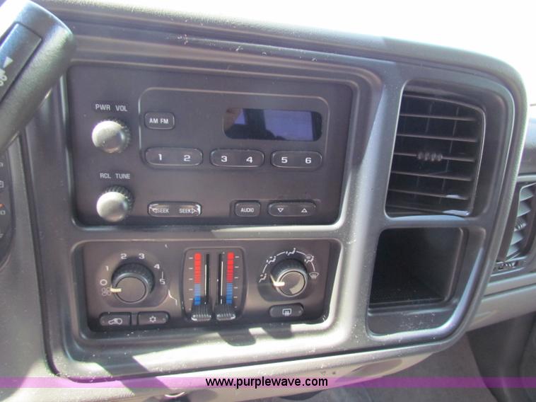 image for item D7553 2003 Chevrolet Suburban 2500 SUV