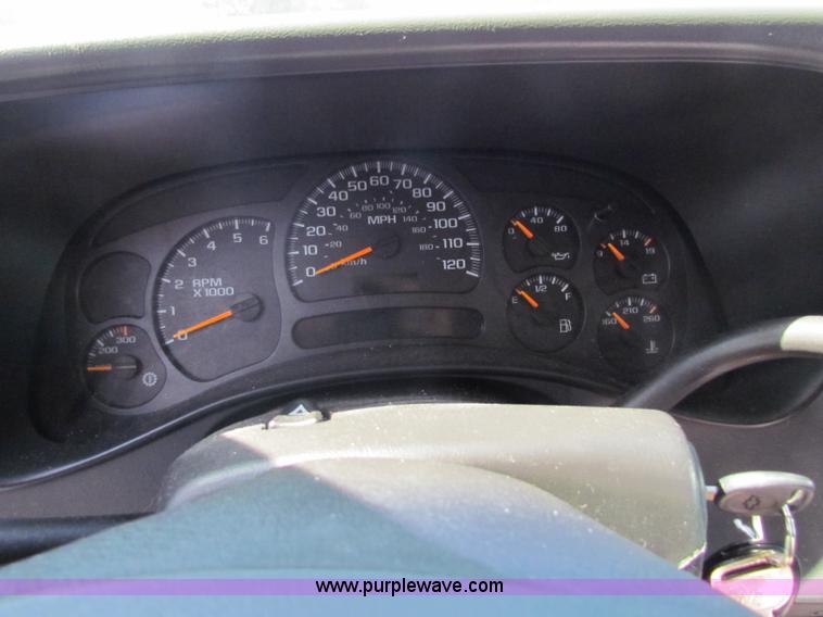 image for item D7553 2003 Chevrolet Suburban 2500 SUV