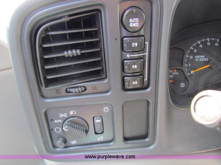 image for item D7553 2003 Chevrolet Suburban 2500 SUV