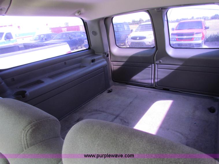 image for item D7553 2003 Chevrolet Suburban 2500 SUV