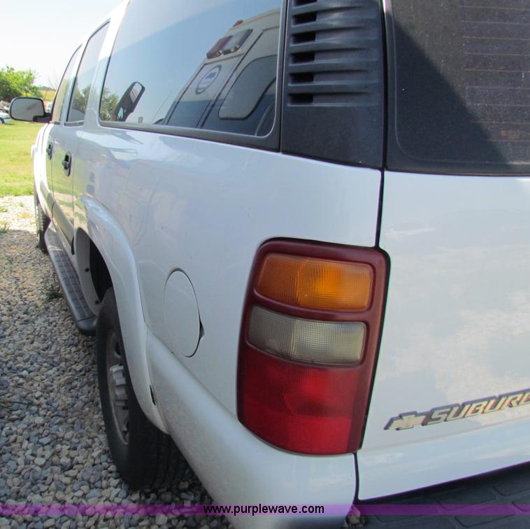image for item D7553 2003 Chevrolet Suburban 2500 SUV