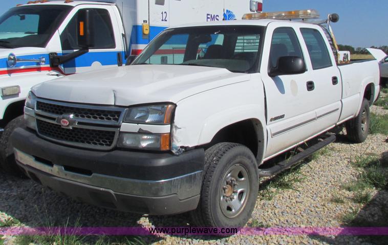 image for item D7556 2005 Chevrolet Silverado 2500 HD pickup truck