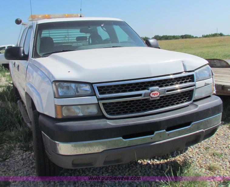 image for item D7556 2005 Chevrolet Silverado 2500 HD pickup truck