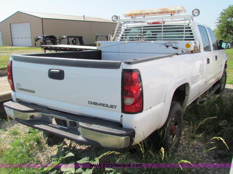 image for item D7556 2005 Chevrolet Silverado 2500 HD pickup truck