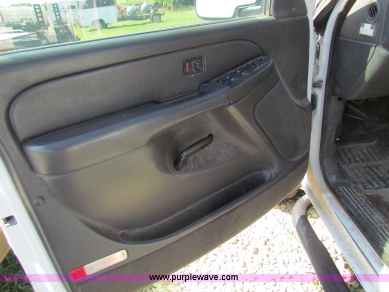 image for item D7556 2005 Chevrolet Silverado 2500 HD pickup truck