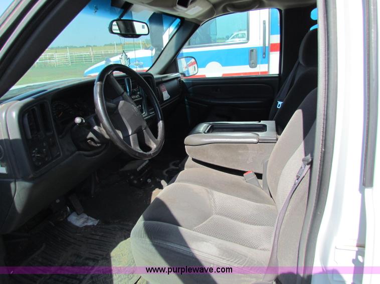 image for item D7556 2005 Chevrolet Silverado 2500 HD pickup truck