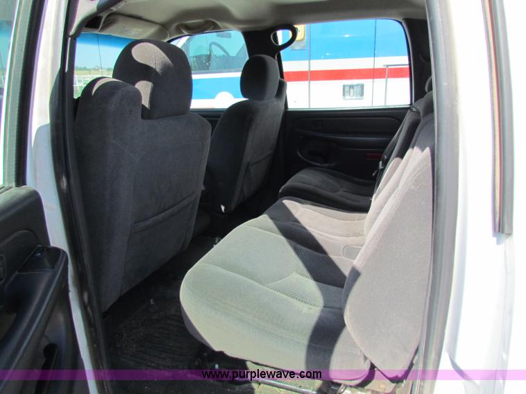 image for item D7556 2005 Chevrolet Silverado 2500 HD pickup truck