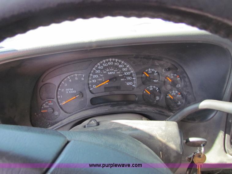 image for item D7556 2005 Chevrolet Silverado 2500 HD pickup truck