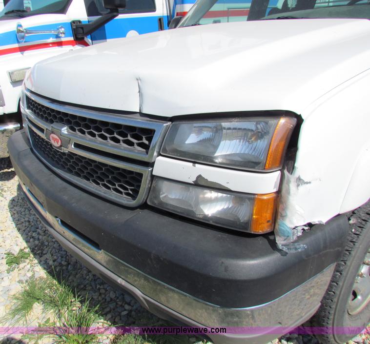 image for item D7556 2005 Chevrolet Silverado 2500 HD pickup truck