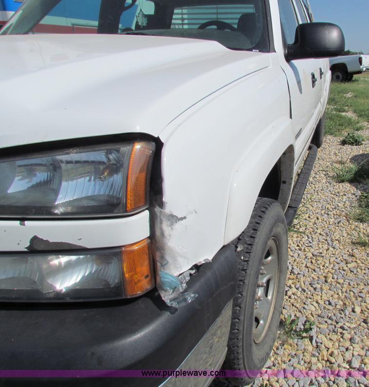 image for item D7556 2005 Chevrolet Silverado 2500 HD pickup truck