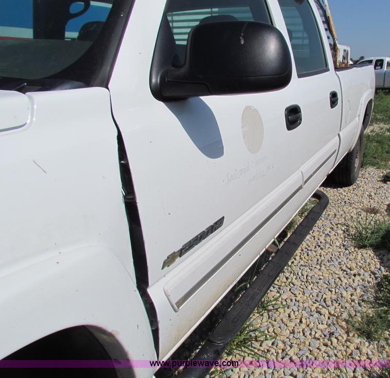 image for item D7556 2005 Chevrolet Silverado 2500 HD pickup truck