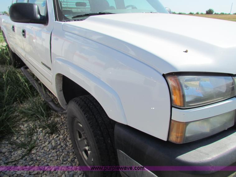 image for item D7556 2005 Chevrolet Silverado 2500 HD pickup truck