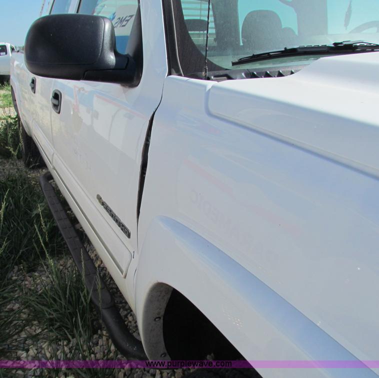 image for item D7556 2005 Chevrolet Silverado 2500 HD pickup truck