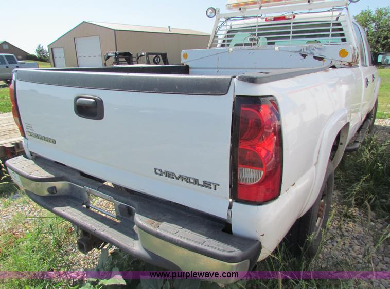 image for item D7556 2005 Chevrolet Silverado 2500 HD pickup truck