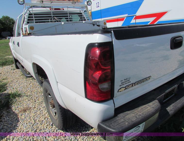 image for item D7556 2005 Chevrolet Silverado 2500 HD pickup truck
