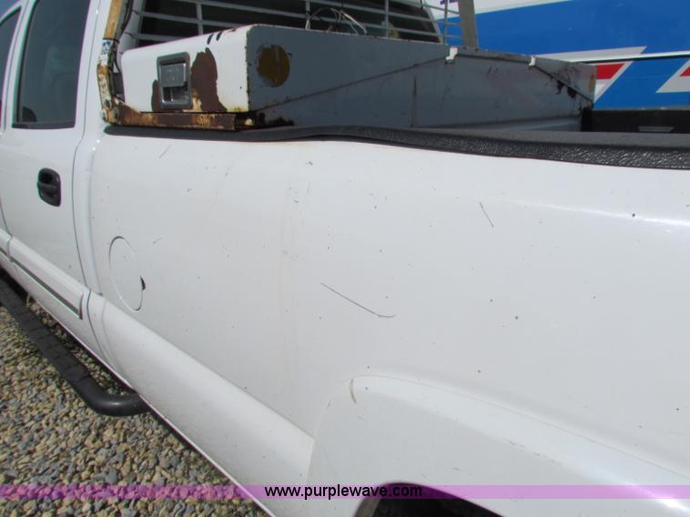 image for item D7556 2005 Chevrolet Silverado 2500 HD pickup truck