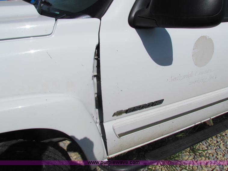 image for item D7556 2005 Chevrolet Silverado 2500 HD pickup truck