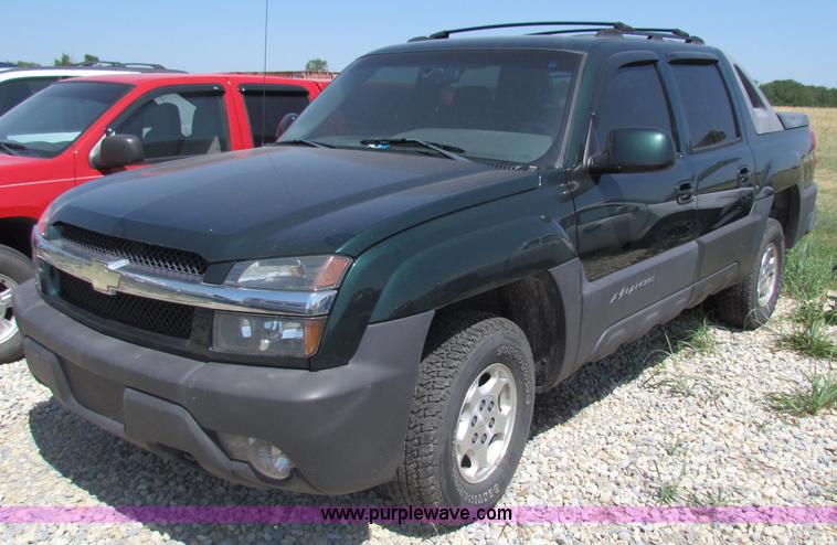 image for item D7558 2004 Chevrolet Avalanche pickup truck