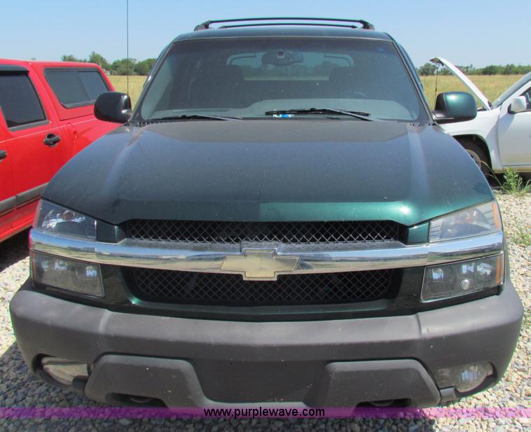 image for item D7558 2004 Chevrolet Avalanche pickup truck