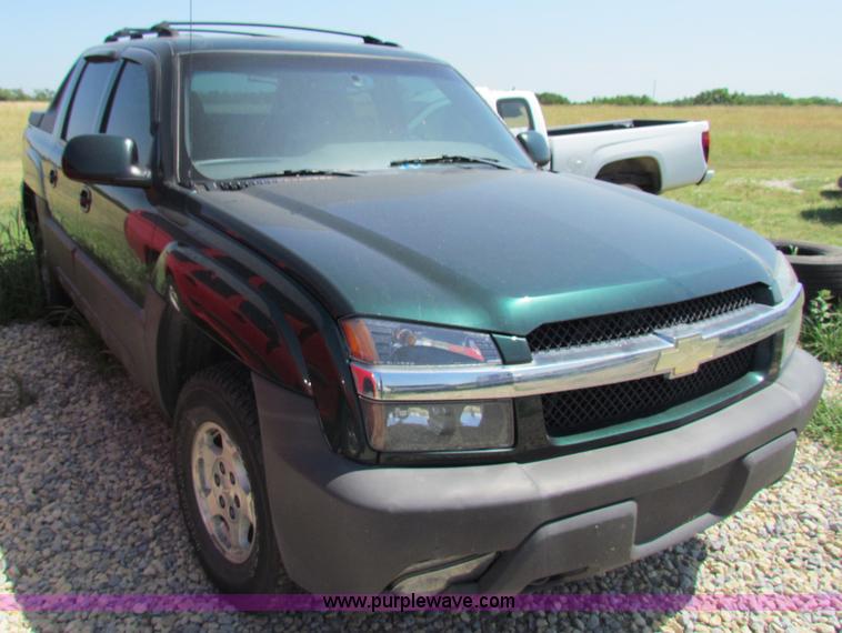 image for item D7558 2004 Chevrolet Avalanche pickup truck
