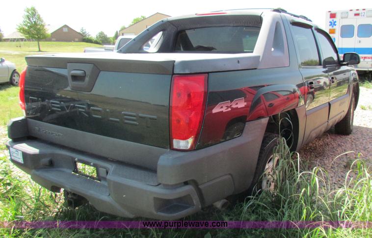 image for item D7558 2004 Chevrolet Avalanche pickup truck